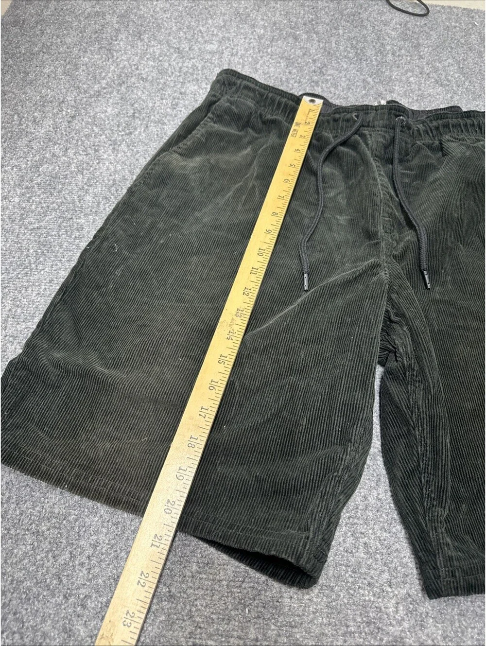 Men’s Volcom Drawstring Dark  Green Corduroy Shorts Size XL (38 x 5)
